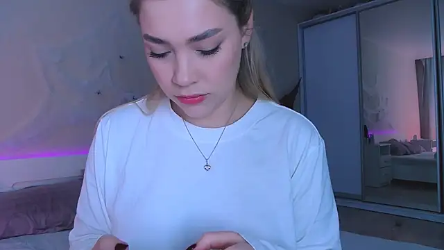 Snapshot of DIANAxxxDIAMOND chatting on October 2025 09:11:04 AM DIANAxxxDIAMOND online show from October 2025 09:11:04 AM