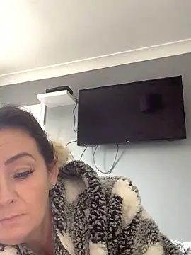 Snapshot of GoldenSquirter chatting on November 2025 12:27:02 PM GoldenSquirter online show from November 2025 12:27:02 PM