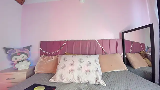 kitty-kryss online show from November 2025 12:49:01 PM