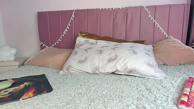 kitty-kryss online show from November 2025 03:49:01 PM