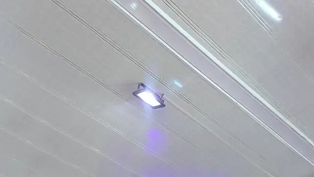 Pretty Johnson  online show from October 2025 01:17:01 AM