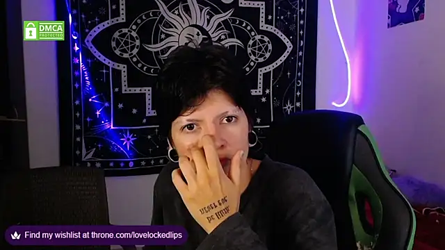 Snapshot of lovelockedlips chatting on October 2025 01:59:02 AM lovelockedlips online show from October 2025 01:59:02 AM