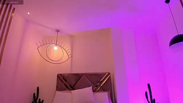 MaiaCollins online show from April 2026 07:58:01 PM