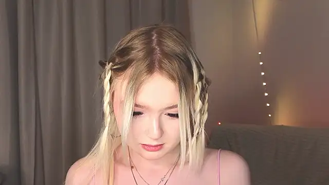 Snapshot of minigirl chatting on February 2026 04:06:02 PM minigirl online show from February 2026 04:06:02 PM