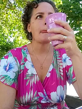 Snapshot of emiliemilf chatting on April 2026 05:28:01 PM emiliemilf online show from April 2026 05:28:01 PM