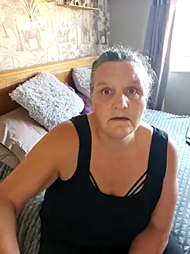 MissQueenBeex online show from September 2025 04:41:01 PM