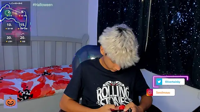 Snapshot of OliverTwinky chatting on October 2025 10:43:02 PM OliverTwinky online show from October 2025 10:43:02 PM