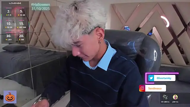 Snapshot of OliverTwinky chatting on October 2025 01:22:02 PM OliverTwinky online show from October 2025 01:22:02 PM