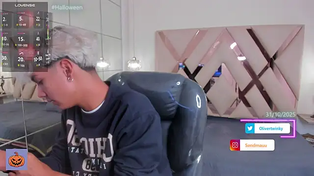 Snapshot of OliverTwinky chatting on October 2025 01:29:01 PM OliverTwinky online show from October 2025 01:29:01 PM