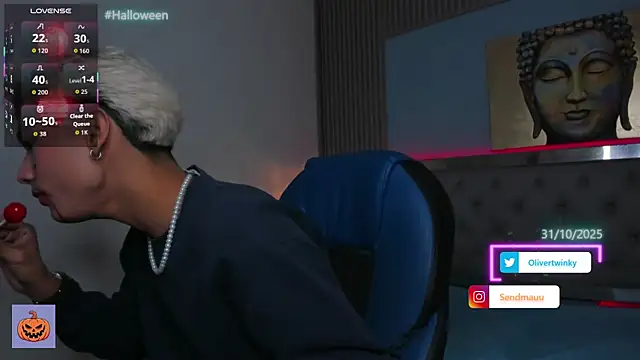 Snapshot of OliverTwinky chatting on October 2025 04:49:01 AM OliverTwinky online show from October 2025 04:49:01 AM