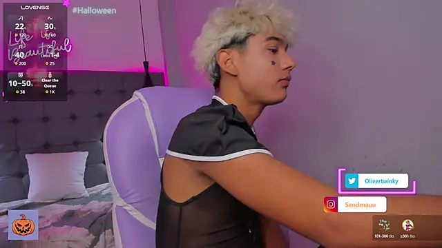 Snapshot of OliverTwinky chatting on October 2025 01:45:02 PM OliverTwinky online show from October 2025 01:45:02 PM