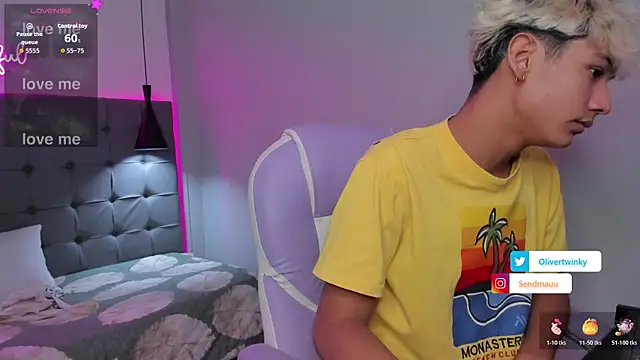 Snapshot of OliverTwinky chatting on November 2025 02:55:02 AM OliverTwinky online show from November 2025 02:55:02 AM