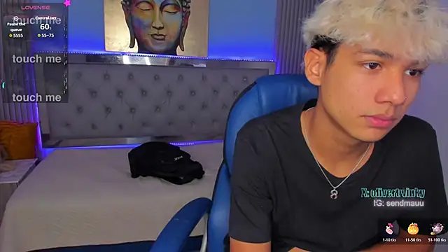 Snapshot of OliverTwinky chatting on November 2025 07:35:02 PM OliverTwinky online show from November 2025 07:35:02 PM