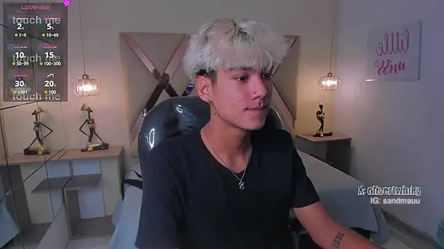 Snapshot of OliverTwinky chatting on November 2025 12:59:02 PM OliverTwinky online show from November 2025 12:59:02 PM