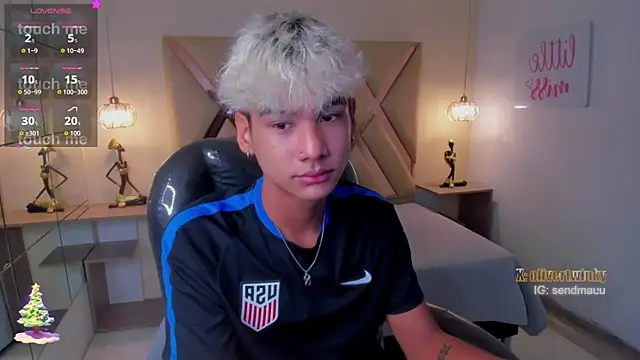 Snapshot of OliverTwinky chatting on November 2025 01:18:02 PM OliverTwinky online show from November 2025 01:18:02 PM