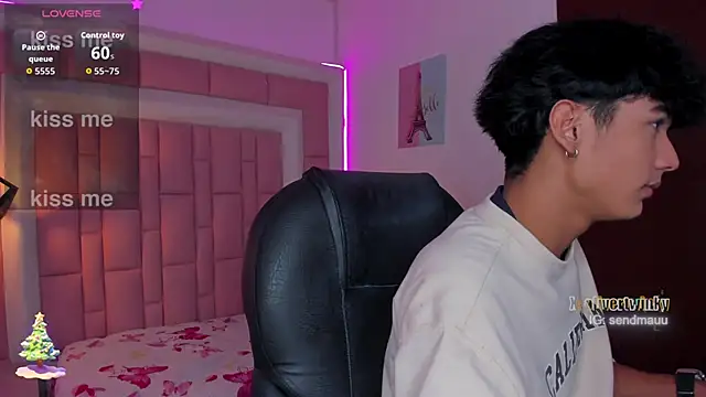 Snapshot of OliverTwinky chatting on November 2025 04:34:02 AM OliverTwinky online show from November 2025 04:34:02 AM