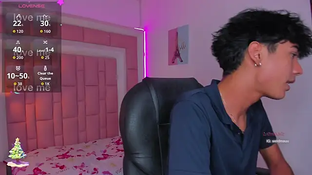 Snapshot of OliverTwinky chatting on November 2025 04:40:01 PM OliverTwinky online show from November 2025 04:40:01 PM