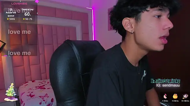 Snapshot of OliverTwinky chatting on November 2025 04:44:01 AM OliverTwinky online show from November 2025 04:44:01 AM