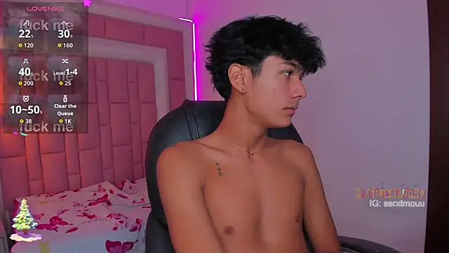 Snapshot of OliverTwinky chatting on November 2025 04:49:01 PM OliverTwinky online show from November 2025 04:49:01 PM