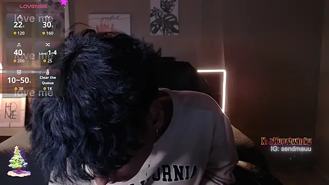 Snapshot of OliverTwinky chatting on November 2025 08:31:01 PM OliverTwinky online show from November 2025 08:31:01 PM