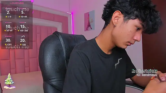 Snapshot of OliverTwinky chatting on November 2025 01:45:02 PM OliverTwinky online show from November 2025 01:45:02 PM