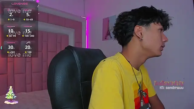 Snapshot of OliverTwinky chatting on December 2025 01:31:02 PM OliverTwinky online show from December 2025 01:31:02 PM