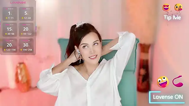 Snapshot of LunaBelle1984 chatting on October 2025 03:43:01 PM LunaBelle1984 online show from October 2025 03:43:01 PM