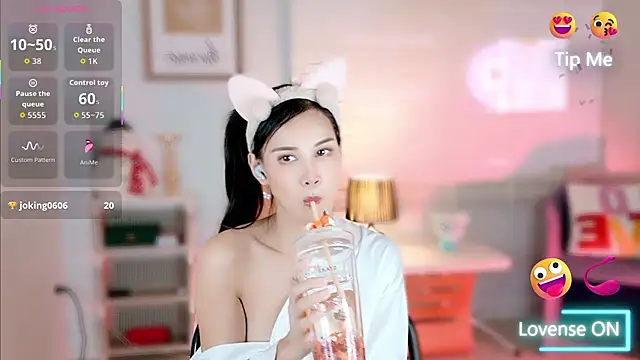 Snapshot of LunaBelle1984 chatting on November 2025 03:11:01 PM LunaBelle1984 online show from November 2025 03:11:01 PM