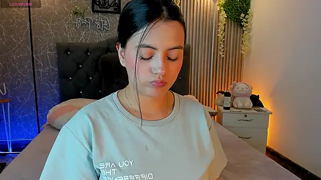 mialeia01 online show from February 2026 07:40:01 PM