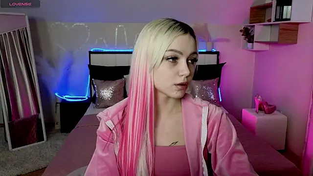 LinaLirian online show from December 2025 01:05:02 PM