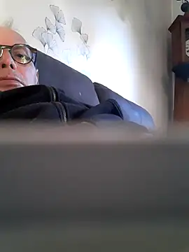 Snapshot of Vince072 chatting on October 2025 06:11:02 AM Vince072 online show from October 2025 06:11:02 AM