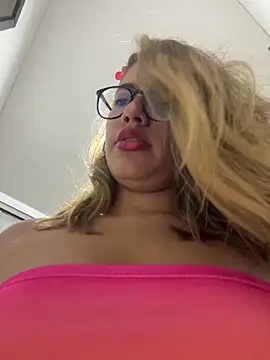 Snapshot of sara_calderon chatting on September 2025 01:26:02 PM sara calderon online show from September 2025 01:26:02 PM