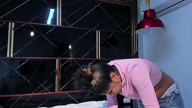 HannyThompson online show from October 2025 12:12:02 PM