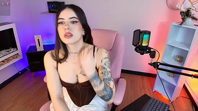 Snapshot of Alice_Vixen chatting on November 2025 03:18:02 PM Alice Vixen online show from November 2025 03:18:02 PM