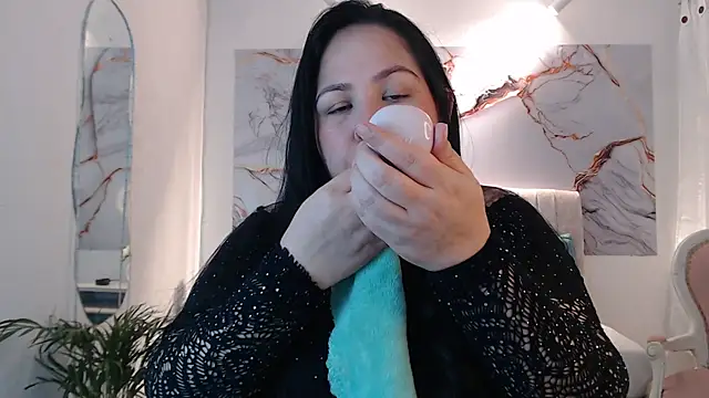 Ashley Grahaam online show from November 2025 11:32:01 PM