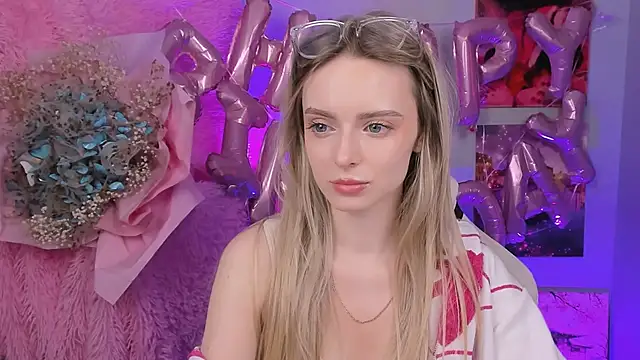 Snapshot of JuliaBrewwer chatting on September 2025 12:05:01 PM JuliaBrewwer online show from September 2025 12:05:01 PM