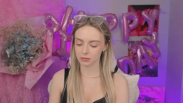 Snapshot of JuliaBrewwer chatting on September 2025 12:05:02 PM JuliaBrewwer online show from September 2025 12:05:02 PM