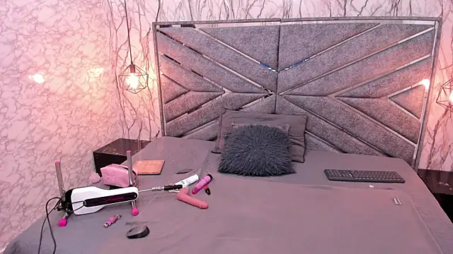 SASHA BROWNIE   online show from November 2025 08:01:01 PM