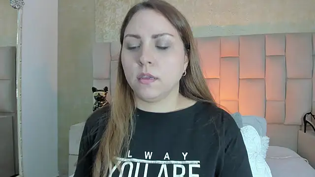 cloesummerr  online show from October 2025 01:12:01 PM