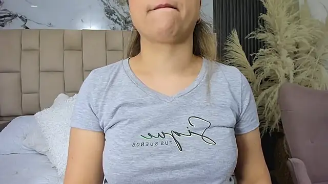 cloesummerr  online show from February 2026 12:39:02 PM