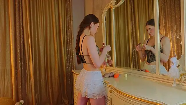 Snapshot of EadlinGillim chatting on November 2025 03:06:02 AM EadlinGillim online show from November 2025 03:06:02 AM