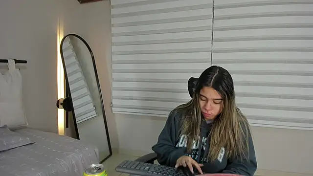 Rachell criss online show from November 2025 04:03:02 AM