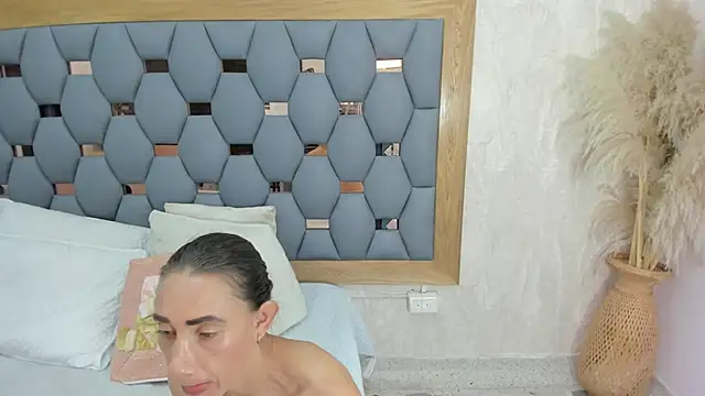 Snapshot of crystal_sm chatting on November 2025 03:06:02 AM crystal sm online show from November 2025 03:06:02 AM