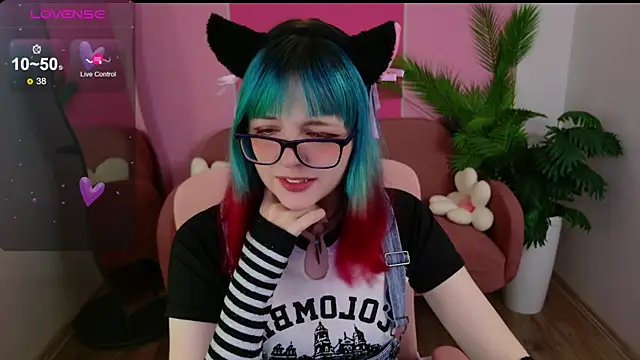 Snapshot of CoralineYoung chatting on October 2025 05:15:01 AM CoralineYoung online show from October 2025 05:15:01 AM