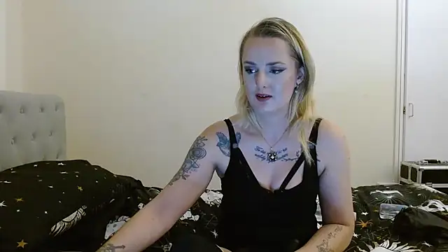 Snapshot of EmiWinters23 chatting on October 2025 09:39:02 PM EmiWinters23 online show from October 2025 09:39:02 PM