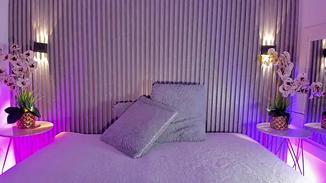 SOPHICOLLINS online show from April 2026 11:05:01 AM