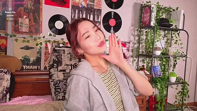 OdetteBiddy online show from November 2025 08:30:01 PM