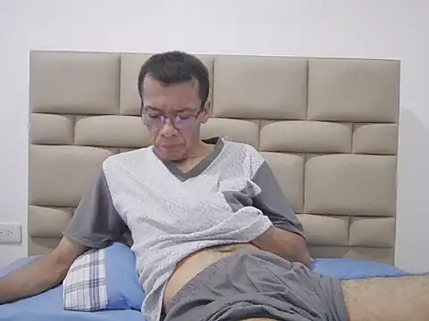 skinnylatino51 online show from November 2025 11:58:01 PM