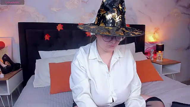 HelenDanvers online show from October 2025 10:06:01 AM