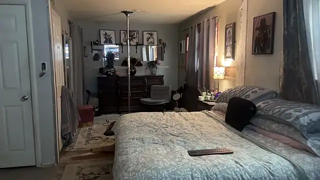 Snapshot of sexyred77713 chatting on February 2026 10:24:02 PM sexyred77713 online show from February 2026 10:24:02 PM